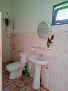 La salle de bains est pourvue de toilettes, d'un lavabo et d'un miroir. dans l'établissement Backpacker Galle Hostel, à Galle