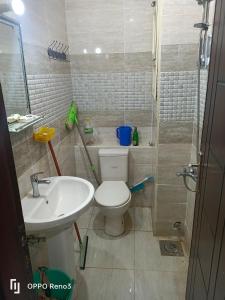 uma casa de banho com um WC e um lavatório em Chalet at Lasirena Mini Egypt Resort Ein Elsokhna Families Only em Ain Sokhna