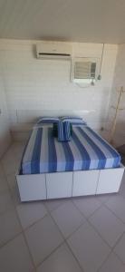 a blue and white bed in a room at Paraíso Pé na Areia em Maragogi in Maragogi