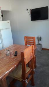 卡爾韋的住宿－Antú，木桌和椅子,墙上有电视