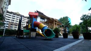Area giochi per bambini di Staycation @Bali Oasis 2- 2BR unit with sunset view