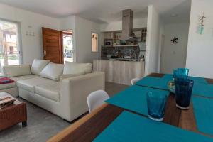 un soggiorno con divano bianco e tavolo blu di Agua de Mar 2 a Mar de Cobo