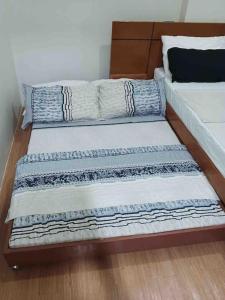 - 3 oreillers dans un lit dans l'établissement The Loop High Rise Condominium in CDO, à Cagayán de Oro