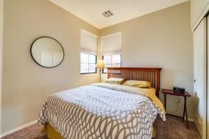 - une chambre avec un lit et un miroir rond dans l'établissement Cozy Arizona Retreat with Patio, Grill and Pool Access, à Mesa