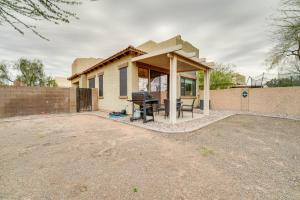 une maison avec une terrasse couverte avec un barbecue dans l'établissement Cozy Arizona Retreat with Patio, Grill and Pool Access, à Mesa