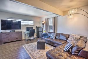 ein Wohnzimmer mit einem Ledersofa und einem Flachbild-TV in der Unterkunft Newport Beach Vacation Rental - Short Walk to Pier in Newport Beach