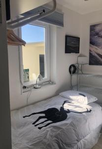 1 dormitorio con 1 cama y ventana grande en West-Reykjavik Apartment en Reikiavik