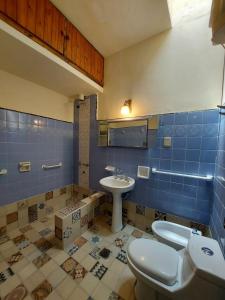 uma casa de banho com 2 WC e um lavatório em CASA NONO ZENON em La Rioja