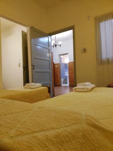 um quarto com 2 camas e toalhas em CASA NONO ZENON em La Rioja