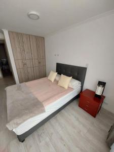 1 dormitorio con 1 cama grande y armario rojo en Apartamento para descansar en Duitama