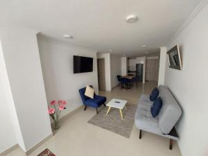 sala de estar con sofá, sillas y mesa en Apartamento para descansar en Duitama