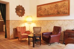 una habitación de hotel con sillas y mesa en Refugium der Liebe in Berlin, en Berlín