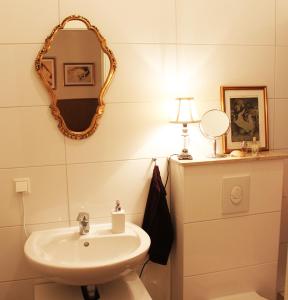 a bathroom with a sink and a mirror at Refugium der Liebe in Berlin in Berlin