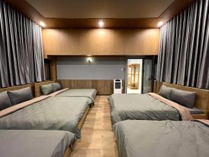 Postel nebo postele na pokoji v ubytování Tuan Long Da Lat Hostel