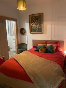 - une chambre avec un grand lit et une couverture rouge dans l'établissement Logement confortable haut de gamme ~ Paris/Vanves, à Vanves