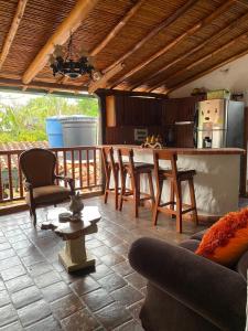 kuchnia i salon ze stołem i krzesłami w obiekcie Mi Casa en Barichara w mieście Barichara