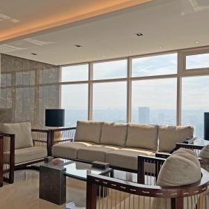 sala de estar con sofá y algunas ventanas en Coast Residence 4026 PENTHOUSE 1 Bedroom Condo with Wifi & Netflix en Manila