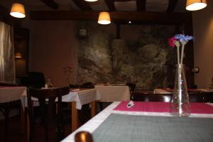 Un restaurante o sitio para comer en Hotel Mesón del Gallo