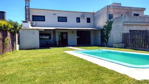 einen Hof mit Pool vor einem Haus in der Unterkunft Casa en Tierra de Sueños 3 in Roldán