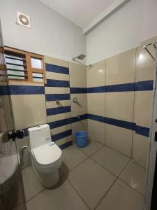 a bathroom with a toilet and a shower at HOLLYWOOD Rooms in Sultan Bathery