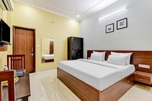 a bedroom with a large bed in a room at Collection O Hotel Shri Ganesh in Jaipur