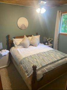 מיטה או מיטות בחדר ב-Kawartha Cottage on The Lake - With HotTub