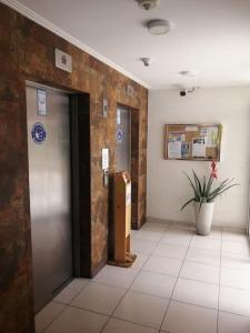 a hallway with a elevator and a potted plant at Hermoso departamento, cómodo y tranquilo, cerca de todo, a pasos de la playa in Iquique