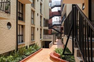 een steegje tussen twee gebouwen met trappen en planten bij Apartamento, Centro Histórico, Bogotá in Bogota