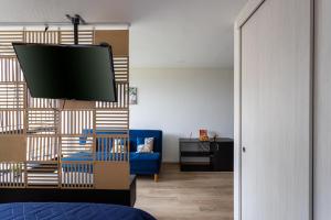 een woonkamer met een tv en een blauwe bank bij Apartamento, Centro Histórico, Bogotá in Bogota