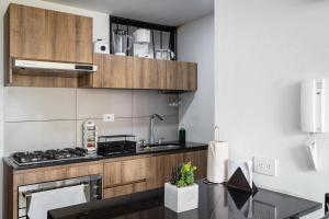 una cucina con lavandino e piano cottura forno superiore di Apartamento, Centro Histórico, Bogotá a Bogotá