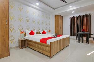 Postel nebo postele na pokoji v ubytování Hotel O Dwarka Inn