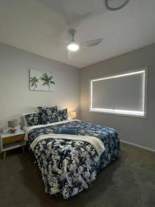 Giường trong phòng chung tại Brand new 5 star category home at RedHead beach