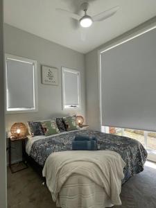 Giường trong phòng chung tại Brand new 5 star category home at RedHead beach
