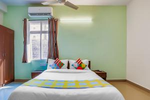 een slaapkamer met een groot bed en een raam bij OYO Dream Connect Stays Near City Center Mall in Hyderabad
