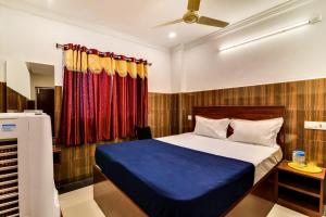Postel nebo postele na pokoji v ubytování Hotel O Srinivasa Residency Lodge