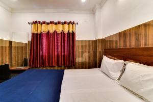 Postel nebo postele na pokoji v ubytování Hotel O Srinivasa Residency Lodge