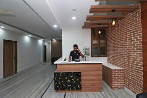 een man aan een aanrecht in een keuken bij Super Capital O Esscon House Near Payal Cinema in Gurgaon