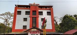 MahādKuber's Residency的一座红色和白色的建筑,上面有标志