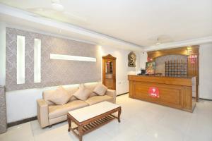 uma sala de estar com um sofá e uma mesa em Hotel Queensland em Amritsar