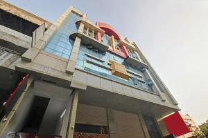un edificio con balcone sul lato di Collection O Hotel Regal Near ISKON TEMPLE , ABIDS a Hyderabad