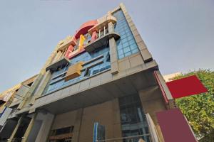 un edificio con muchas ventanas encima en Collection O Hotel Regal Near ISKON TEMPLE , ABIDS en Hyderabad