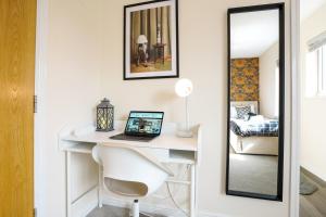 een kamer met een bureau met een laptop en een stoel bij Canal View Apartment - City Centre - Free Parking, Balcony, Fast Wifi, SmartTV with Netflix by Yoko Property in Northampton