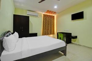 Postel nebo postele na pokoji v ubytování Hotel O Sri Residency Near Hyderabad Central