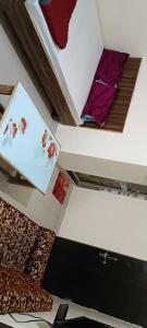 - une chambre avec 2 lits et un tableau au plafond dans l'établissement OYO Raj Villas, à Satna
