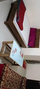 Pokój z sufitem z poduszkami i półkami w obiekcie OYO Raj Villas w mieście Satna