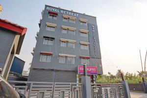 um edifício com um cartaz que diz hotel real em Townhouse The Royal Retreat em Garui