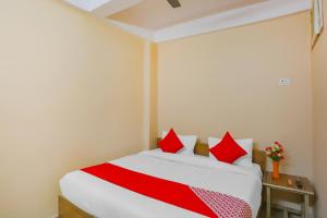 加濟阿巴德的住宿－Flagship The Siddhartha，客房内的一张红色和白色的床