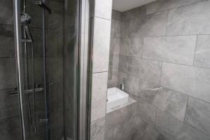 a bathroom with a shower and a sink at Stunning 1-Bed Studio in Birmingham in Birmingham +11 photos