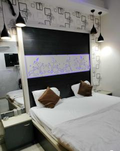 מיטה או מיטות בחדר ב-Flagship Aashirwad Guest House