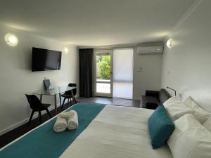 Pokój hotelowy z łóżkiem i biurkiem w obiekcie Barham Bridge Motor Inn w mieście Barham